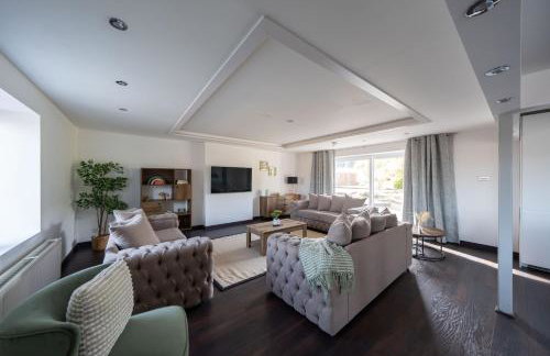 Woodside Barn Sleeps 14 with Hot Tub - Photo 29