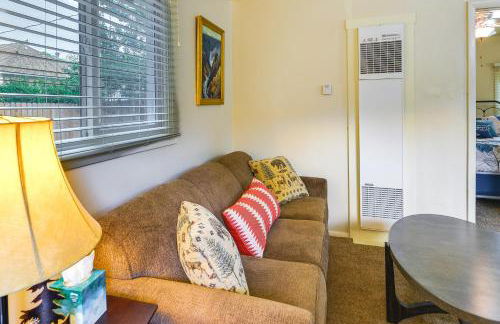 Quaint Cody Cottage with Grill Walk to Downtown! - Foto 4