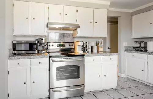 4 Bedrooms and 5 Beds with Game Room Only 5 min Drive to College and Perfect for Family's - Foto 3