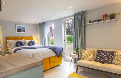 Stylish Studio-Walk to Windsor/Eton/Thames with Car Park - Foto 1