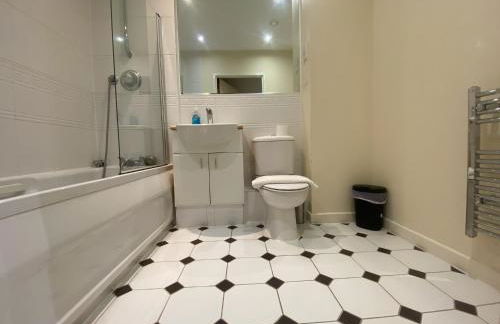 2-Bedroom Apartment with Balcony & Parking in Central Woking - Foto 9