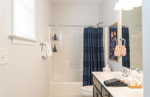 Fam-Biz Friendly 3BD with Fire pit & BBQ - Downtown - Foto 14