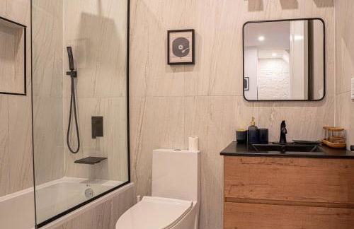 Stylish 2BD Brooklyn Retreat with Backyard & Basement - Foto 7