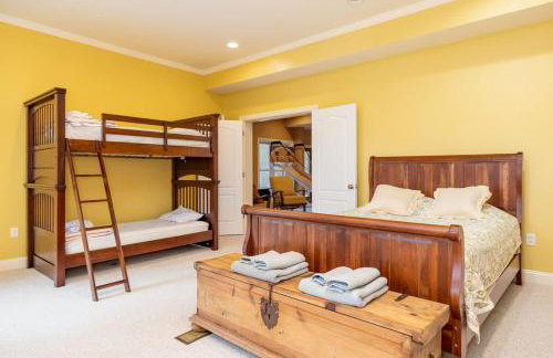 Riverbend Lodge Spacious Riverfront Home with Hot Tub Pool & Mountain view - Foto 64