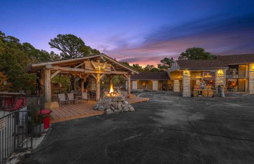 Stonegate Lodge 2 Queen Beds WIFI 50in Roku TV Salt Water Pool Room #105 - Photo 1