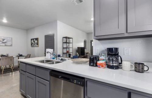 NEW 1 Story Townhome 6 BDs 5 Mile Baylor Scott & White Fenced Backyard - Professionally Managed by Stay Albatross - Foto 16