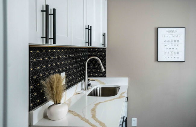 Gatsby Theme Near Downtown w Game Room, EV Charger - Foto 17