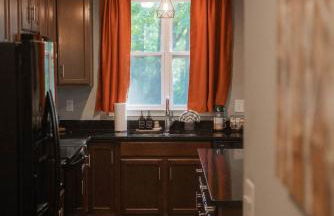 Modern 2 BD cabin with hot tub & Games & Central Loc - Foto 41