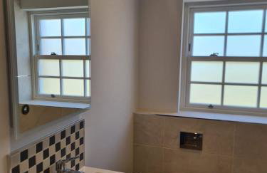 Number 10 - Stunning brand new house - sleeps 6 - free parking - Foto 18