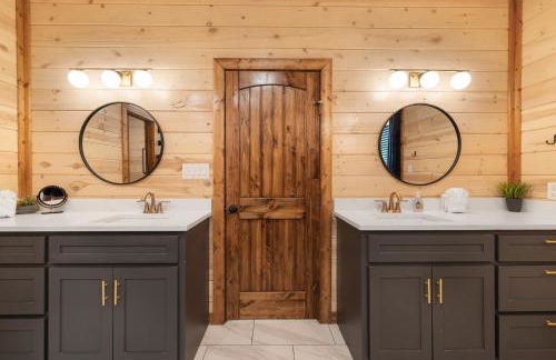 Cozy Cabin with Hot Tub, Fire Pit and Arcade Games - Foto 46