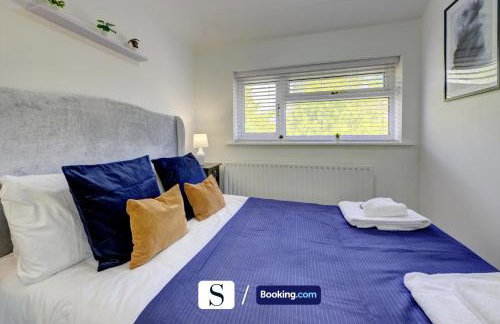 LastMinOffer 10pc Off I A Lovely Executive Home for Families or Contractors I A Lovely Garden and Parking Space I Wifi I Early check-in or Long Term Rates Available I SILVA Short Term Lets 4 out of 5 from over 650 stays - Photo 2