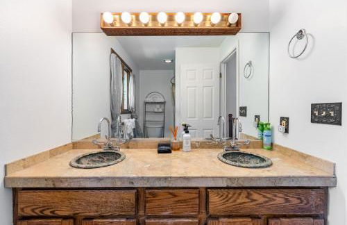 Spacious 3BR Redmond Home with Fireplace & BBQ - Foto 31