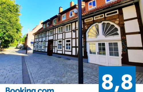 Flair Apartments 'FACHWERK & FLAIR' - Altstadt-Apartment 78 qm für Urlaub oder Geschäftsreise, Innenstadtlage, ruhig, modern, 900 m Bahnhof, 24 Std Check-in, WLAN, Streaming, Küche, Regendusche, 2 x Doppelbett, direkt am neuen Markt in der Altstadt - Foto 25