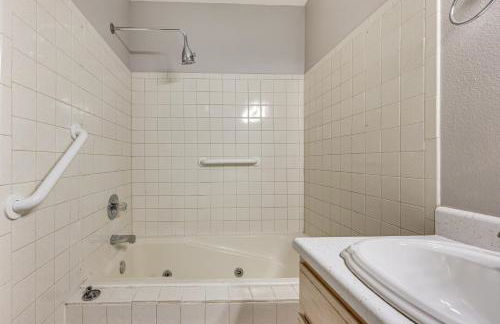 BBQ Ready Hawthorne Home with Screened-In Patio - Foto 30