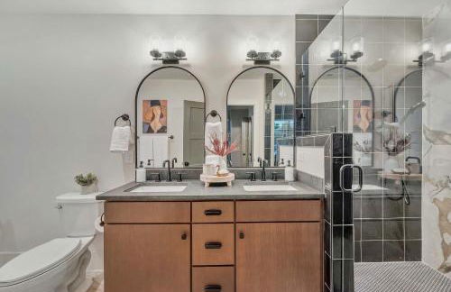 New 2 Luxe Townhomes with Rooftops Sleeps 24 - Foto 19