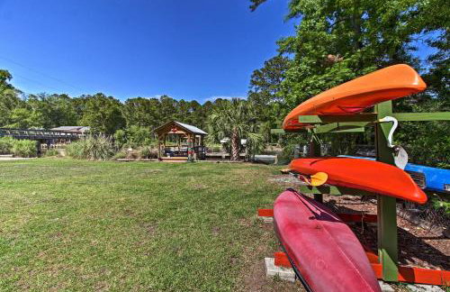 Waterfront Midway Home with Sunroom and Large Yard - Foto 27