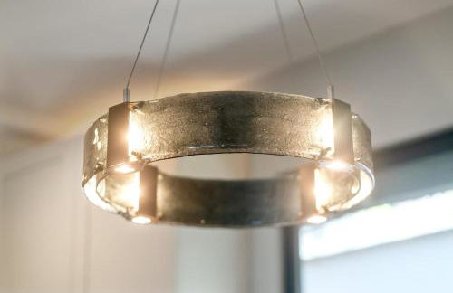 Luxury 3BR Hillside Retreat wAC Panoramic View - Photo 8