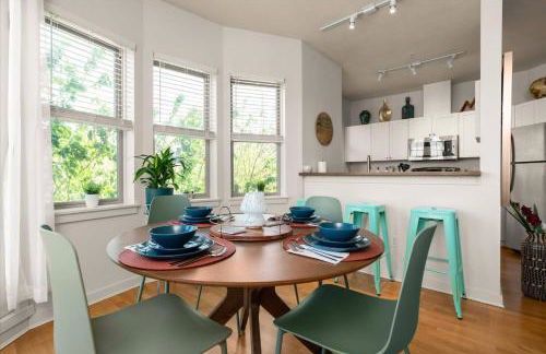 Chic 2BR • King Beds • Huge Patio • 95 Walk Score! - Foto 39