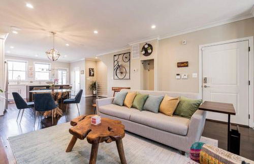 Urban Oasis 3 BDR 2 and Half Baths Queen Sofa Bed in Living room and Free Parking - Foto 1