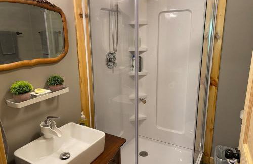 Cabin in the woods with fire pit and porch - Foto 47