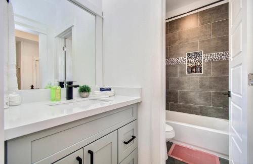 Colorful Dining Experience in Cozy Getaway - Foto 24