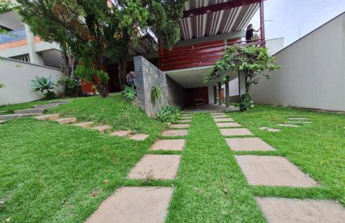 Casa Super Agradável, 250 metros da praia da Areia Preta, cinco quartos com ar, wifi, garagem, completa - Foto 7