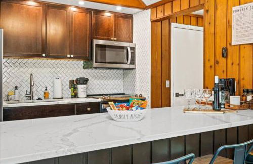 The Gingerbread House - 4 BR chalet, Sunroom, Deck, sleeps 10, modern amenities - Foto 37