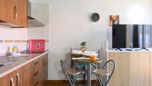 Coquete Apartment,Near Airport,Balcony,Cozy - Photo 2