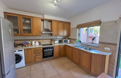 Gated Family Villa with Private Pool and Garden - Foto 32