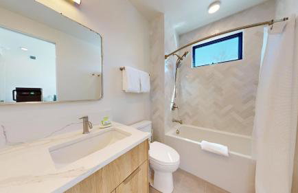 The Residences at One Twenty Unit 302 - Foto 35