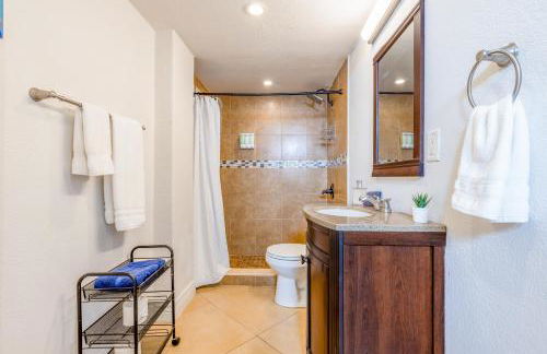 Stylish Beachfront Condo with Balcony & Ocean View - Foto 48