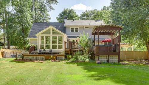 6 Mi to Stone Mountain Park Home with Deck! - Foto 2