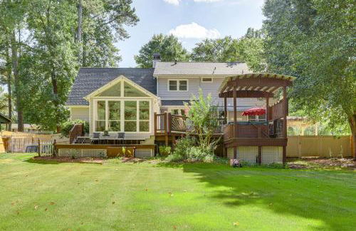 6 Mi to Stone Mountain Park Home with Deck! - Foto 2