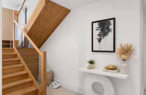 Exquisite 4BR Designer Home with Smart Features, Free Parking & SkyStream - Sleeps Up To 10 in Gerrards Cross SL9 - Photo 5