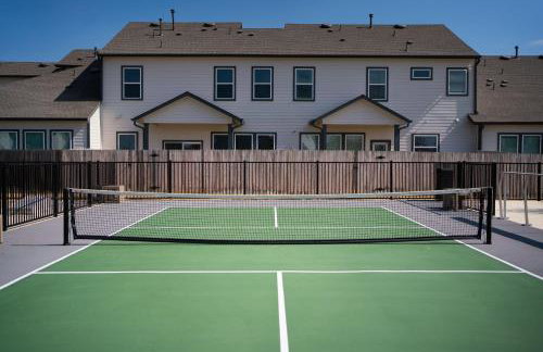 Spacious 4BR Oasis - Pool - Patio - 8 Min to Kalahari - Foto 1