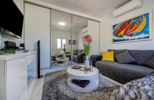 Uniquely designed Villa Ivana with outdoor Jacuzzi nearby the pebble Banje beach at the Island of Solta - Photo 56