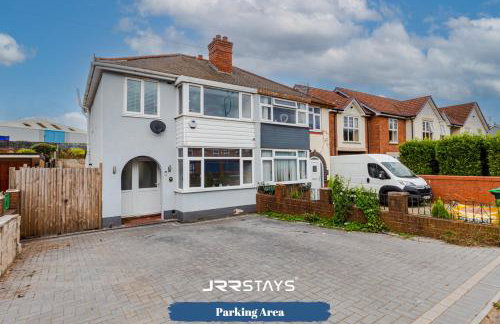 Tipton 3 Bedroom House Garden Sleeps 7 - JRR Stays - Foto 2