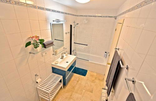 On Beach Deluxe Apartment with Pools and own Garden - Foto 11