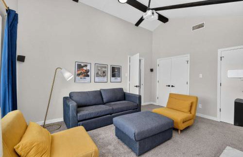 Perfect Getaway Home w Pool Jacuzzi Cinema Room - Photo 29