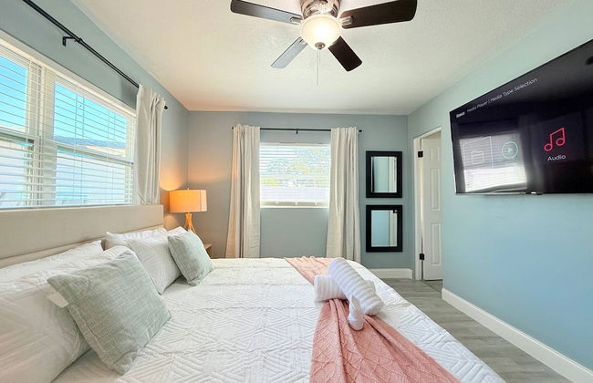 Spacious Modern King bed Game Room More - Photo 8