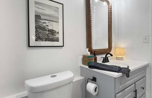 Chic Lakeside Retreat Steps from the Beach - Foto 9