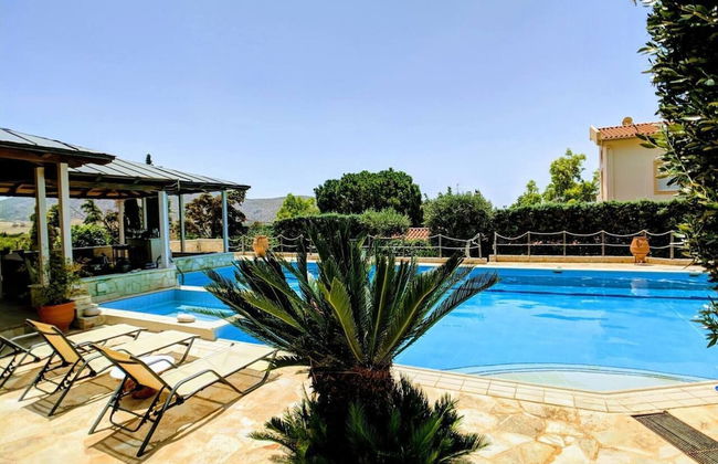 Stunning 4-bed Villa in Lagonisi Kalivia Thorikou - Photo 26