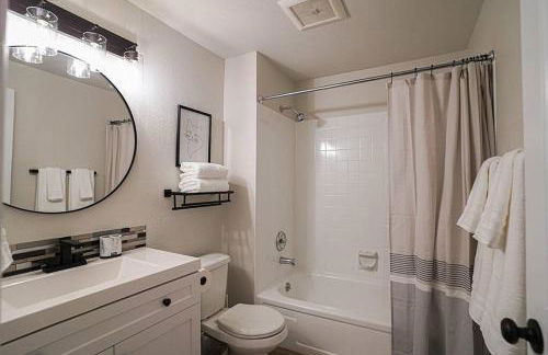 Condo with king bed, walk to Microsoft & park - Foto 15