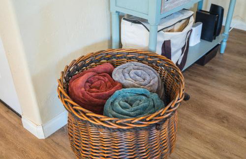 Lavender & Vine - Downtown Retreat with Hot Tub and Fire Pit! - Foto 30