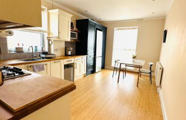 Large Double Room with Private Bathroom West Zone 3 Free Parking - Foto 3