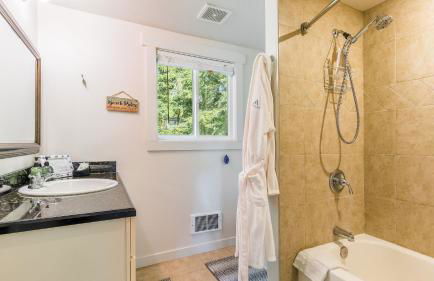 Wolf Beach Cottage by Avantstay Harbor Views - Photo 34