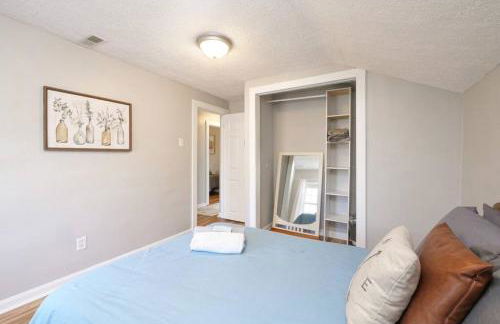 Large 4 Bedroom Home Close to Airport and IX Center - Photo 23