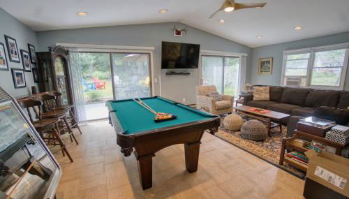 Catskills Getaway 3BR Retreat with Media Room, Near Casino, Bethel Woods and More - Foto 3, Game Room