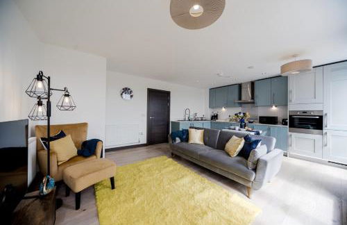 Step Free 2 Bed 2 bath Oasis FlatIClose to David Lloyd Gym with Fully Equipped Kitchen& Parking in DartfordIMins from station and 45 mins into Central London - Photo 19