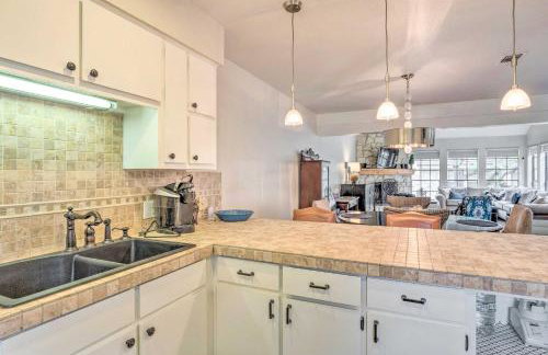 Horseshoe Bay Townhome with Patio and Outdoor Pool! - Foto 7